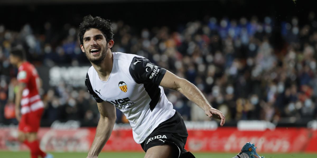 El Valencia supera al Granada y deja a Robert Moreno en la UCI