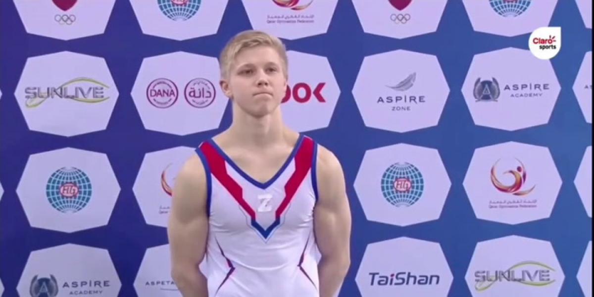 Un gimnasta ruso sube al podio con un símbolo a favor de la guerra en Ucrania