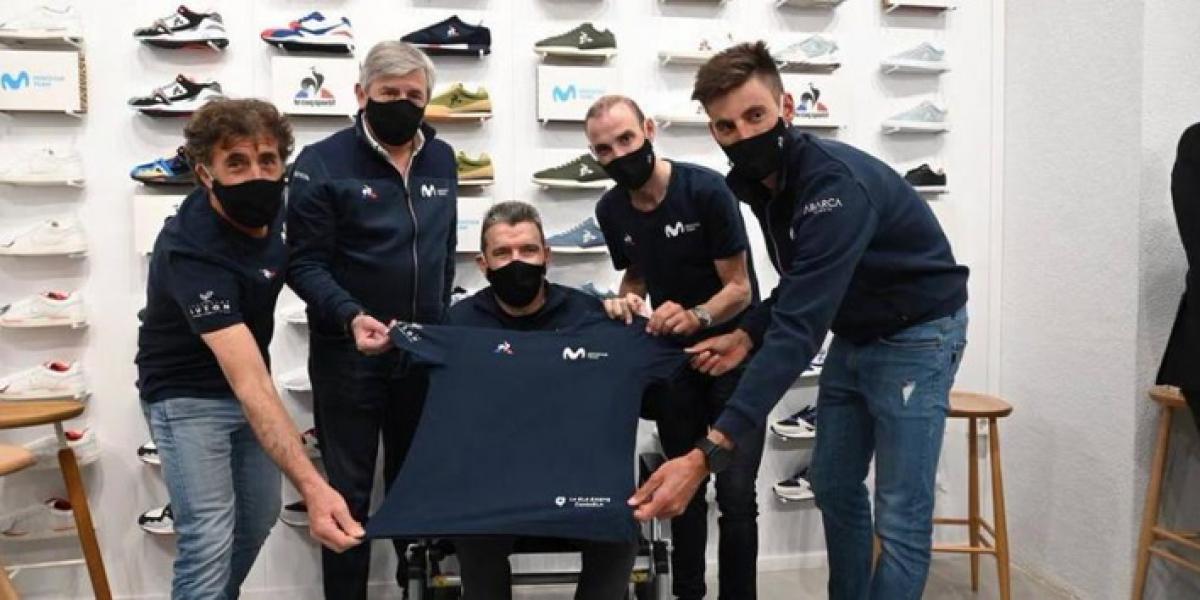 Unzué presenta la camiseta solidaria del Movistar Team contra la ELA