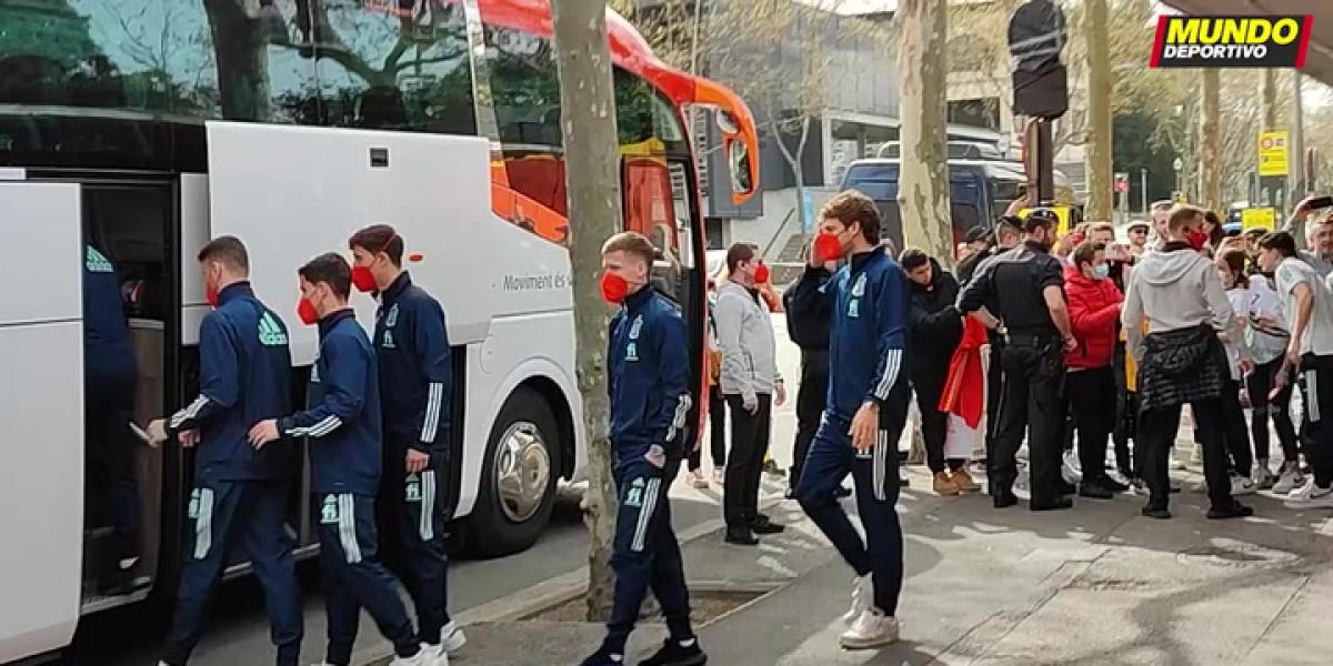 La afición se despide de la selección española tras una comida antes de abandonar Barcelona