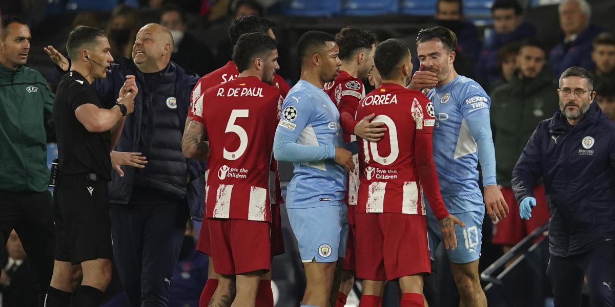 Un pelotazo de Correa a Grealish encendió al City