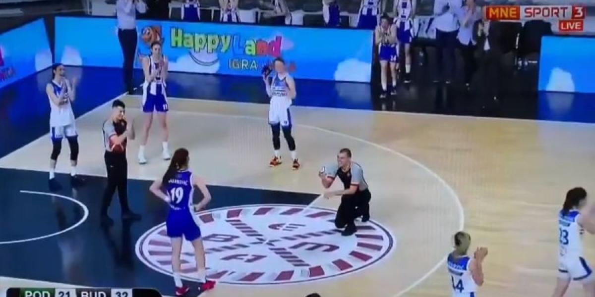 Un árbitro pide matrimonio a una jugadora en medio de un partido