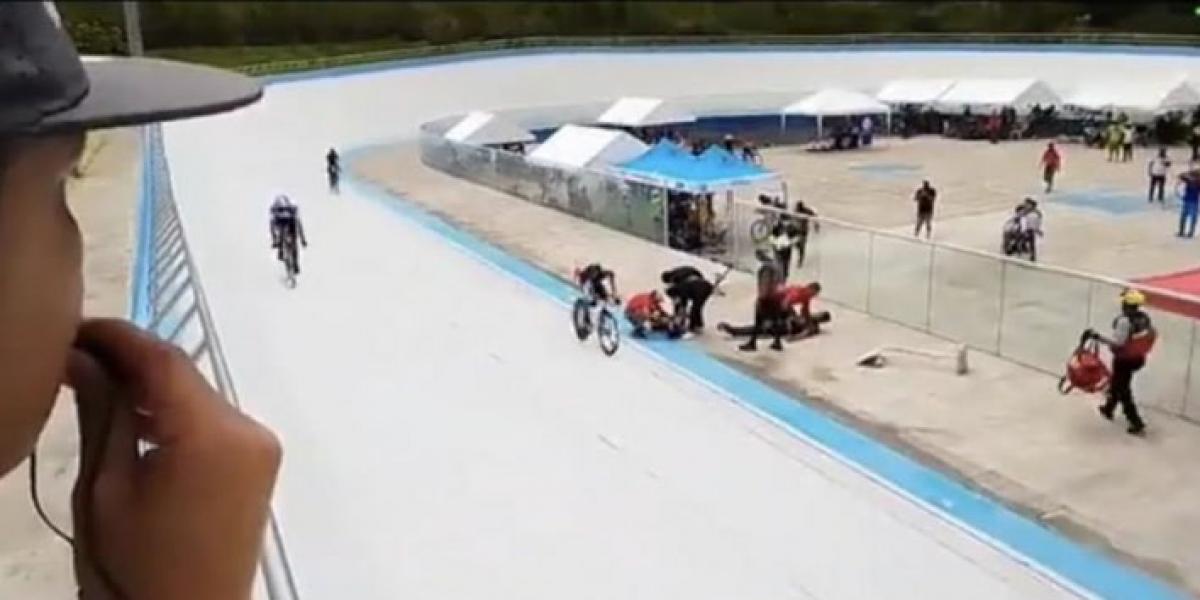 IMÁGENES SENSIBLES: Muere un comisario tras ser arrollado por un ciclista en Ecuador