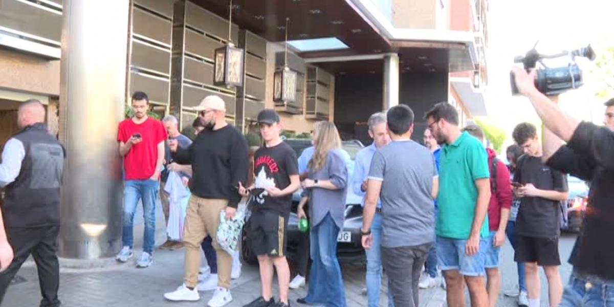 Aficionados y prensa se congregan en la zona donde se ha visto a Mbappé