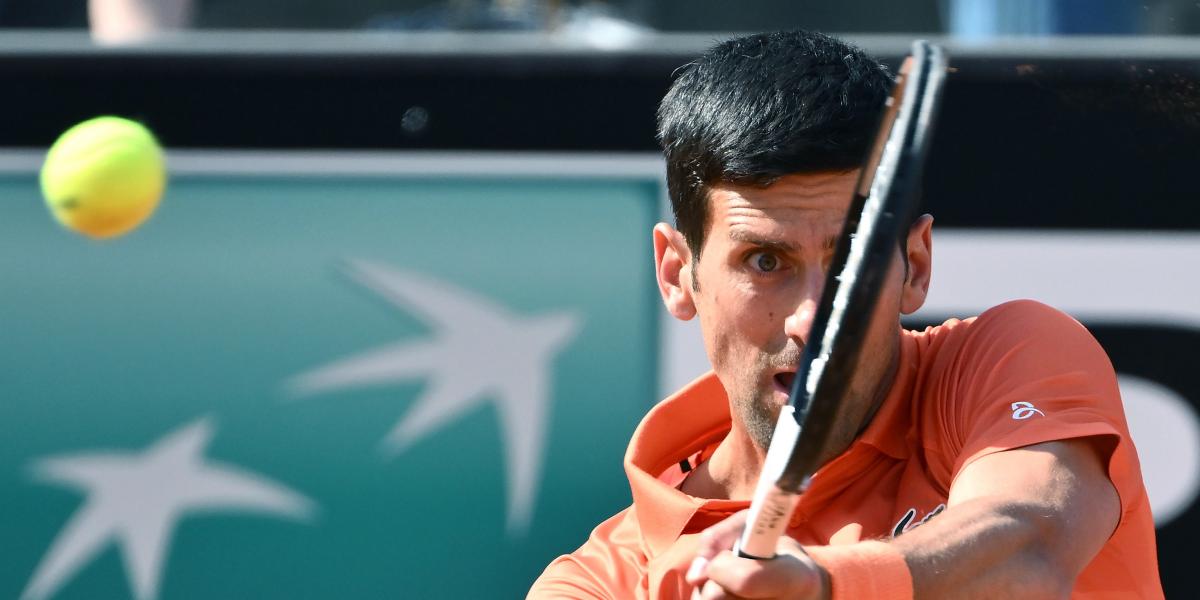 Djokovic pasa a cuartos frenando la recuperación de Wawrinka
