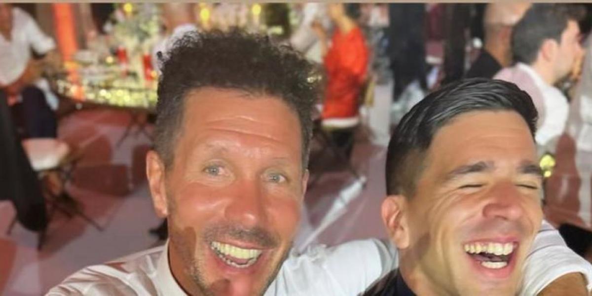 Giovanni Simeone imita a su padre instantes antes de casarse