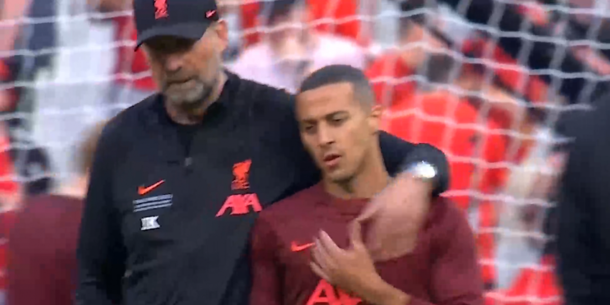 ¡Thiago Alcántara se retira del calentamiento!