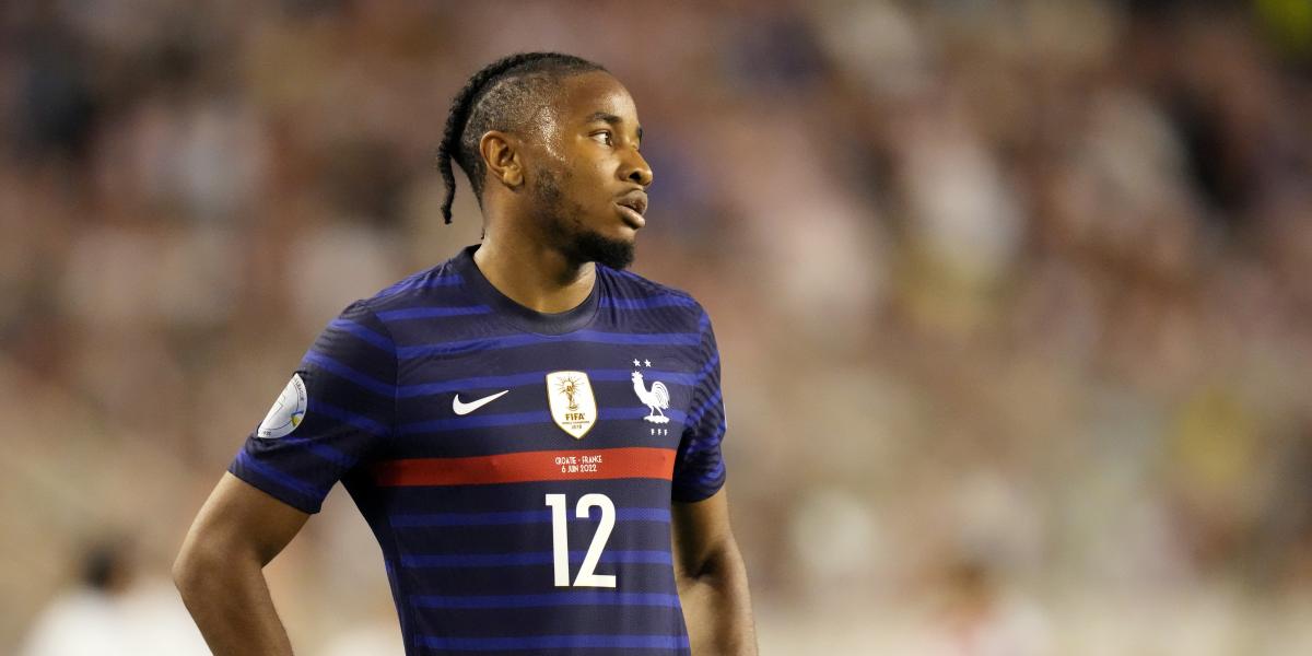 Nkunku sale en defensa de Camavinga