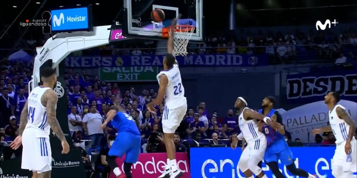 El gorrazo a Mirotic del MVP Tavares, dueño y señor de la zona