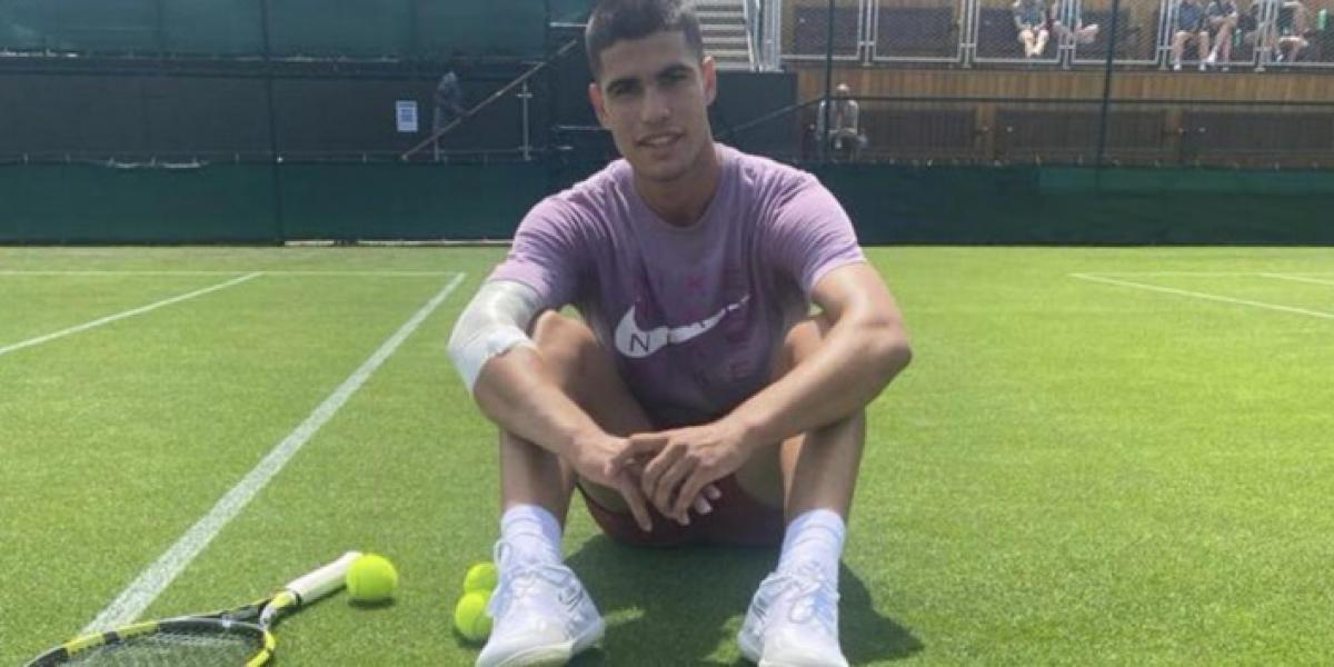 Alcaraz, con protección en el codo en su entrenamiento con Wawrinka en Wimbledon