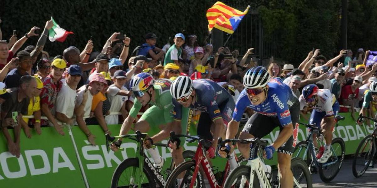 Philipsen gana al sprint en un mal día para el líder, que pierde a dos compañeros de peso