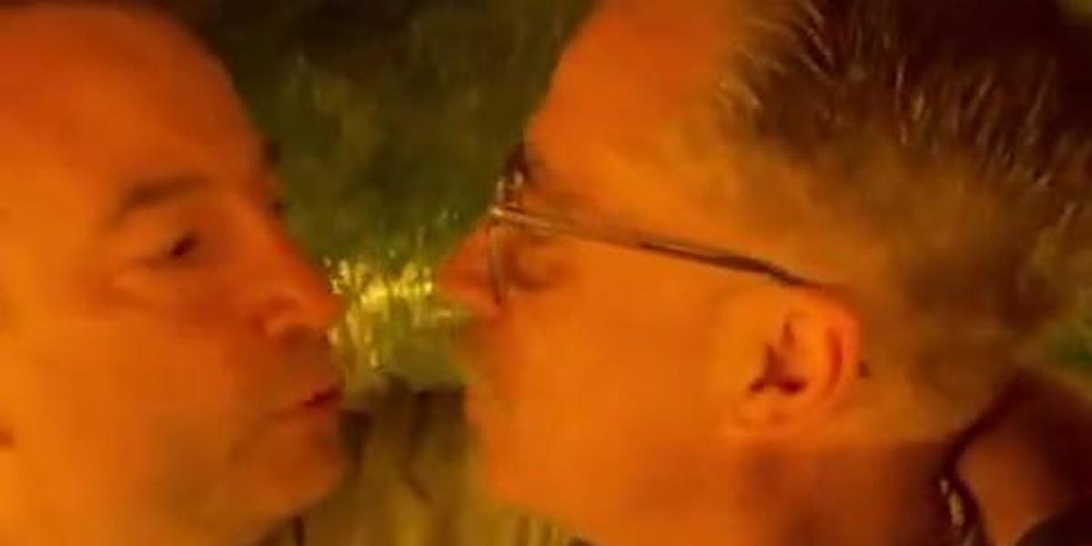 Así contesta César Carballo a quienes lo tachan de homófobo: su beso viral con Alfredo Corell