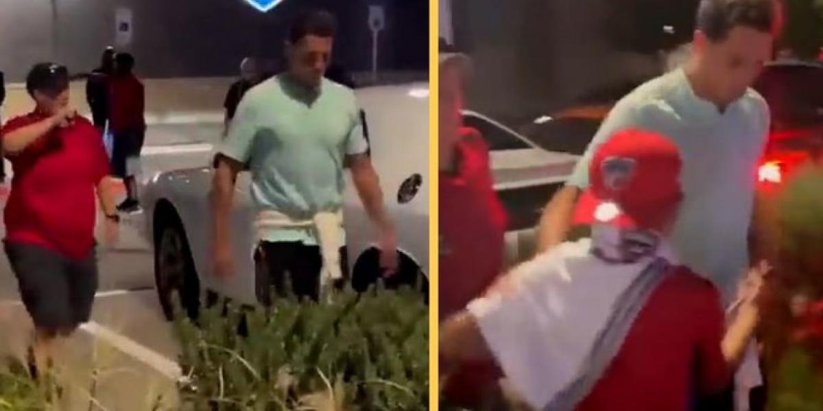 El feo gesto de Chicharito con un niño