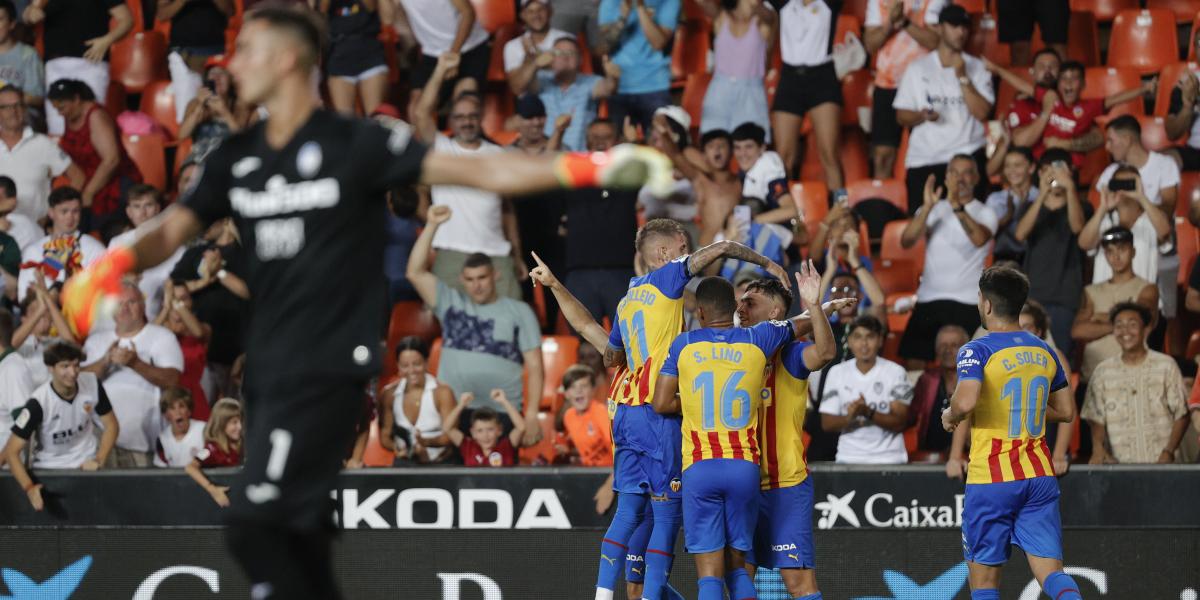 2-1: La Bomba Guedes suaviza la ilusión del Valencia en el Trofeo Naranja