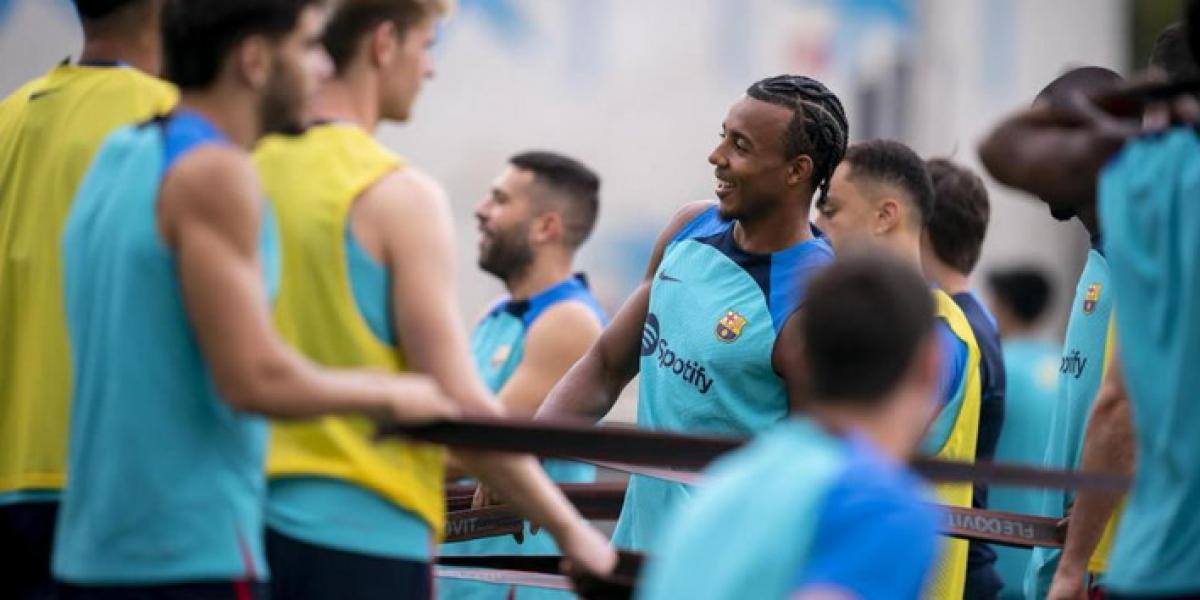 Xavi trabaja con todo el equipo