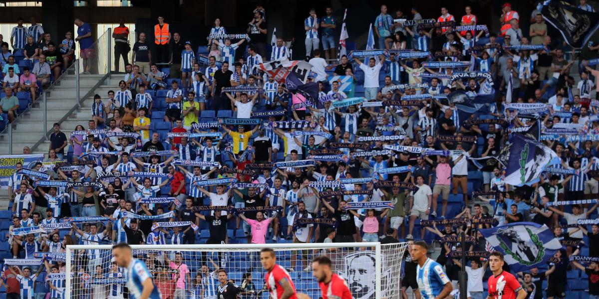 De Tomás divide a una grada que pide refuerzos