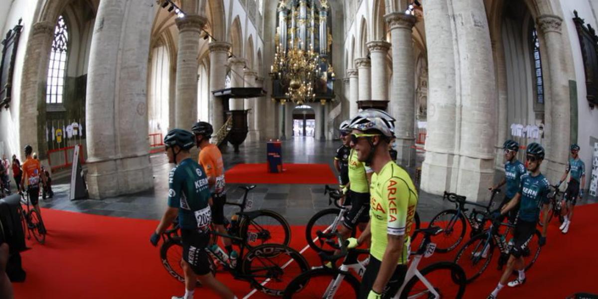 El pelotón de la Vuelta cruza la catedral de Breda en una insólita imagen