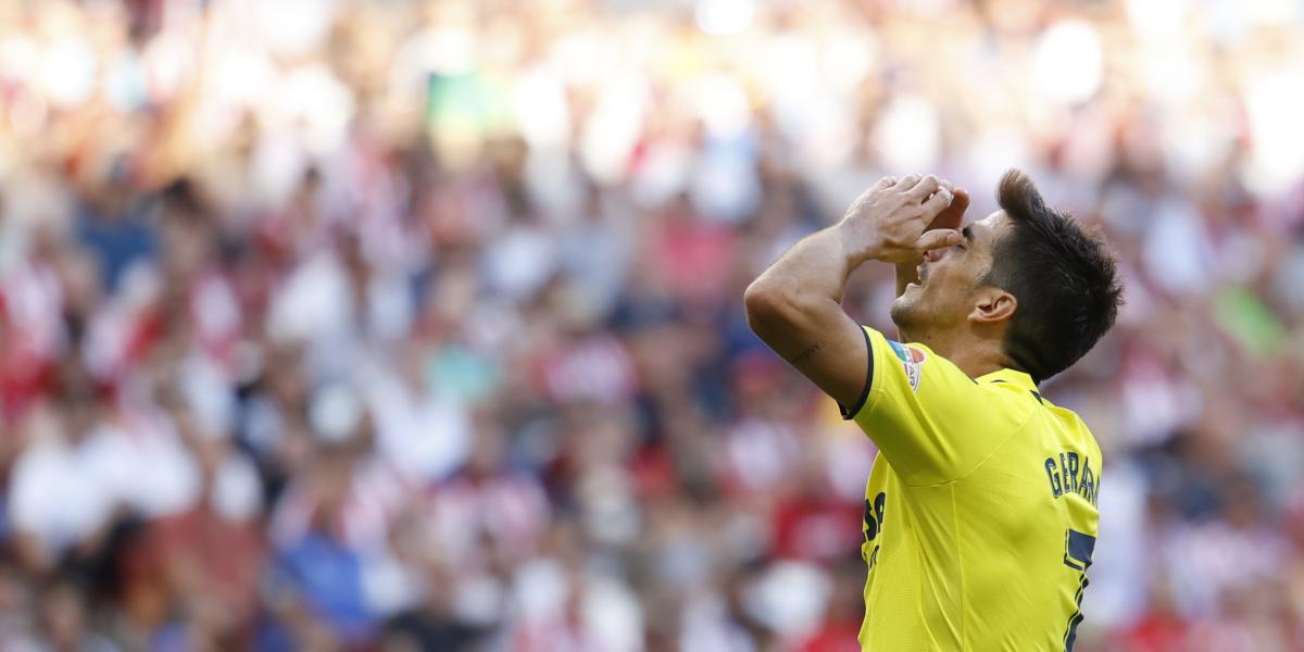 El larguero y una mano de Gerard salvaron al Atlético