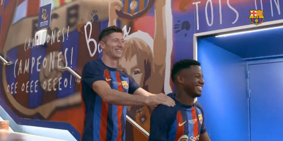 Xavi dibuja la obra y Lewandowski y Ansu la firman