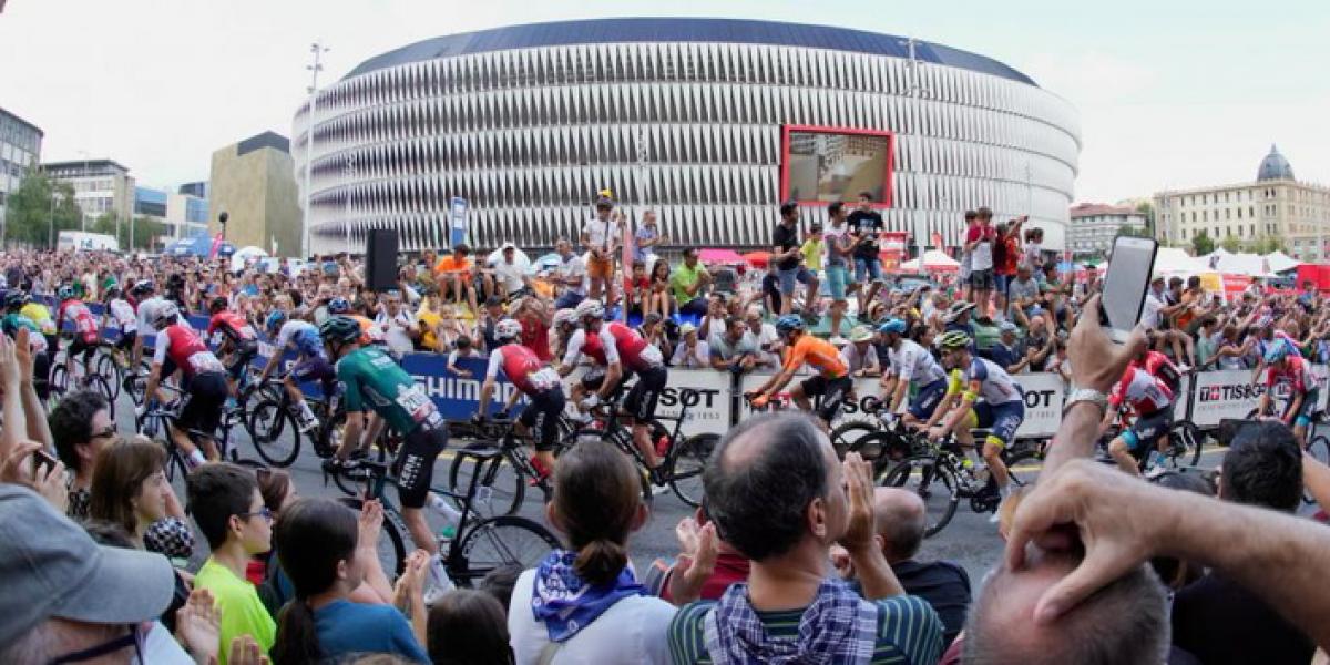 Espectacular arranque de la sexta etapa de La Vuelta desde San Mamés