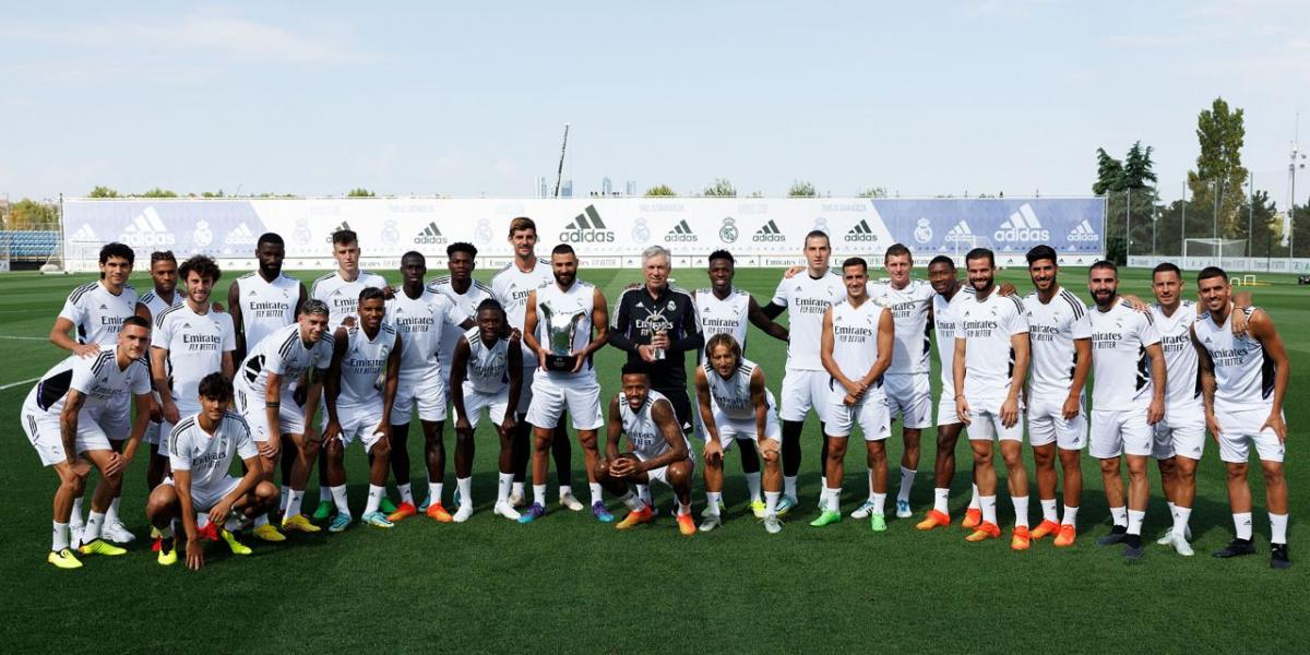 Ancelotti y Benzema comparten sus premios con la plantilla