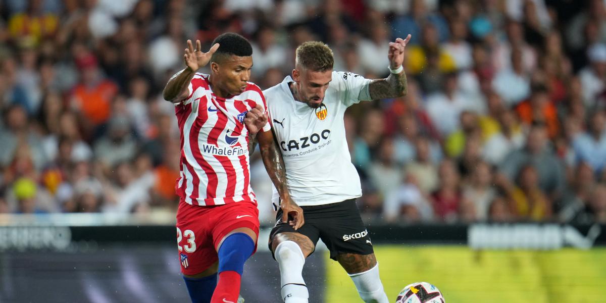 Samu Castillejo adelanta al Valencia