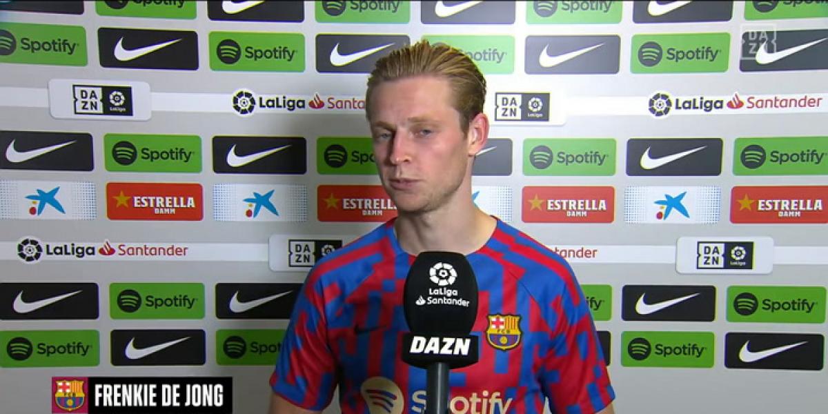 Frenkie de Jong, solvente como recambio de Busquets por tercera vez