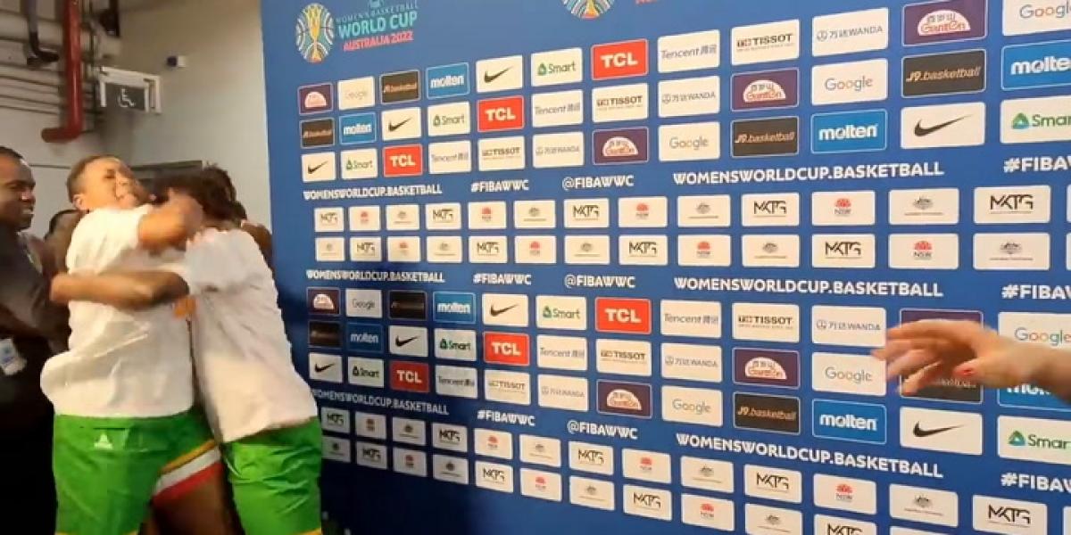 Dos jugadoras de la selección de Mali se pelean en zona mixta en plena entrevista