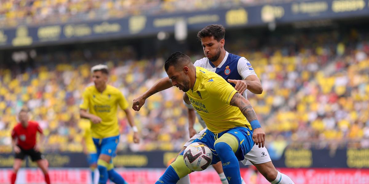 Negredo renueva por el Cádiz hasta 2024