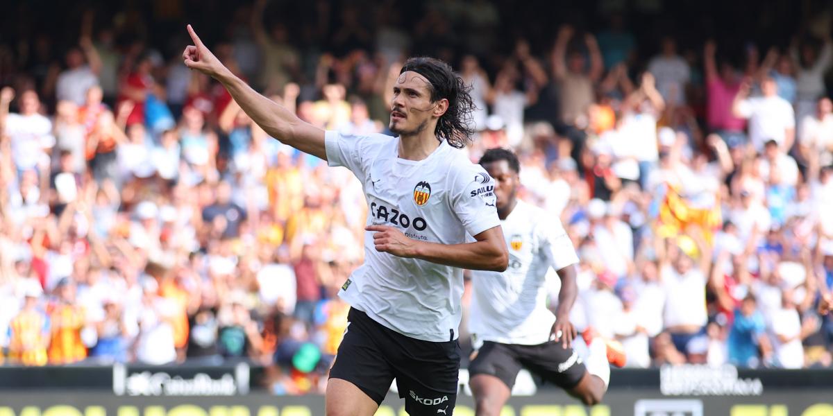 El once del Valencia ante el Barça, comandado por Cavani