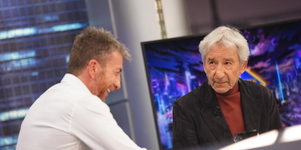 Pablo Motos no da crédito al regalo que le entrega José Sacristán en El Hormiguero