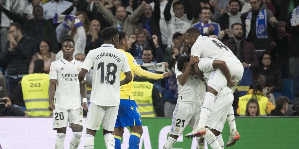 El Real Madrid perdona y acaba pidiendo la hora ante el Cádiz