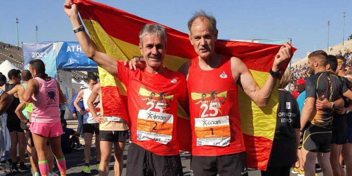 Emotivo abrazo de Abel Antón y Martín Fiz al cruzar la meta del Maratón de Atenas