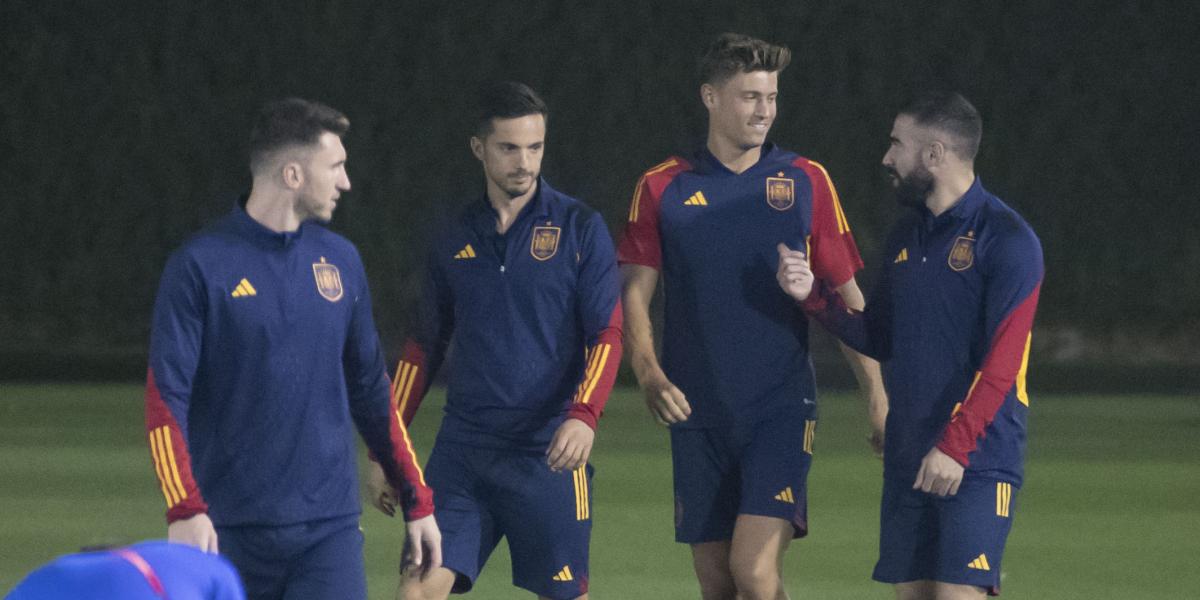 Obligan a España a vestir toda de rojo, una decisión que divide