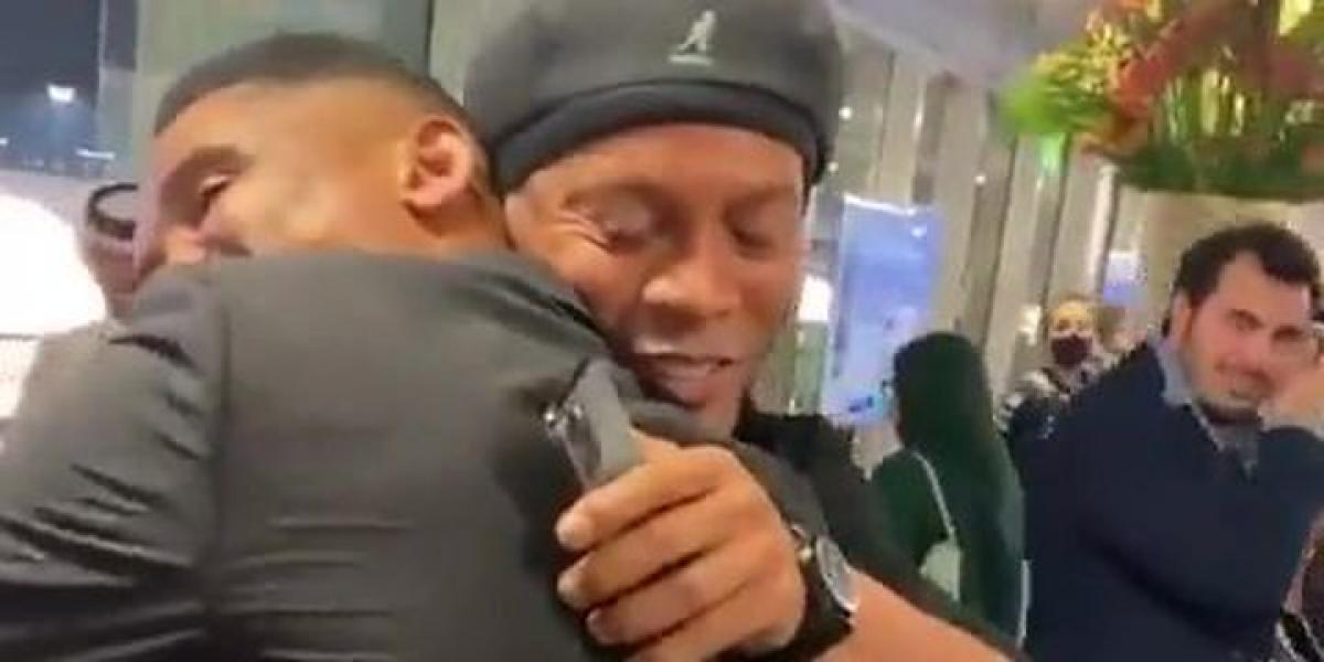 El abrazo más emotivo Etoo y Ronaldinho se reencuentran en Qatar