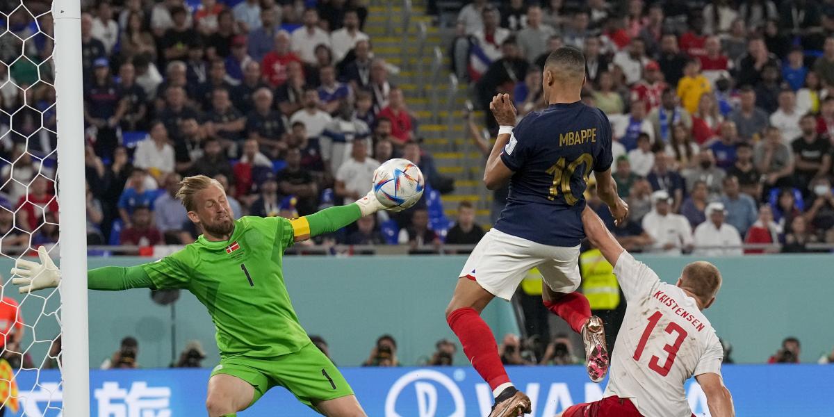 Mbappé reina en el intercambio de golpes y mete a Francia en octavos