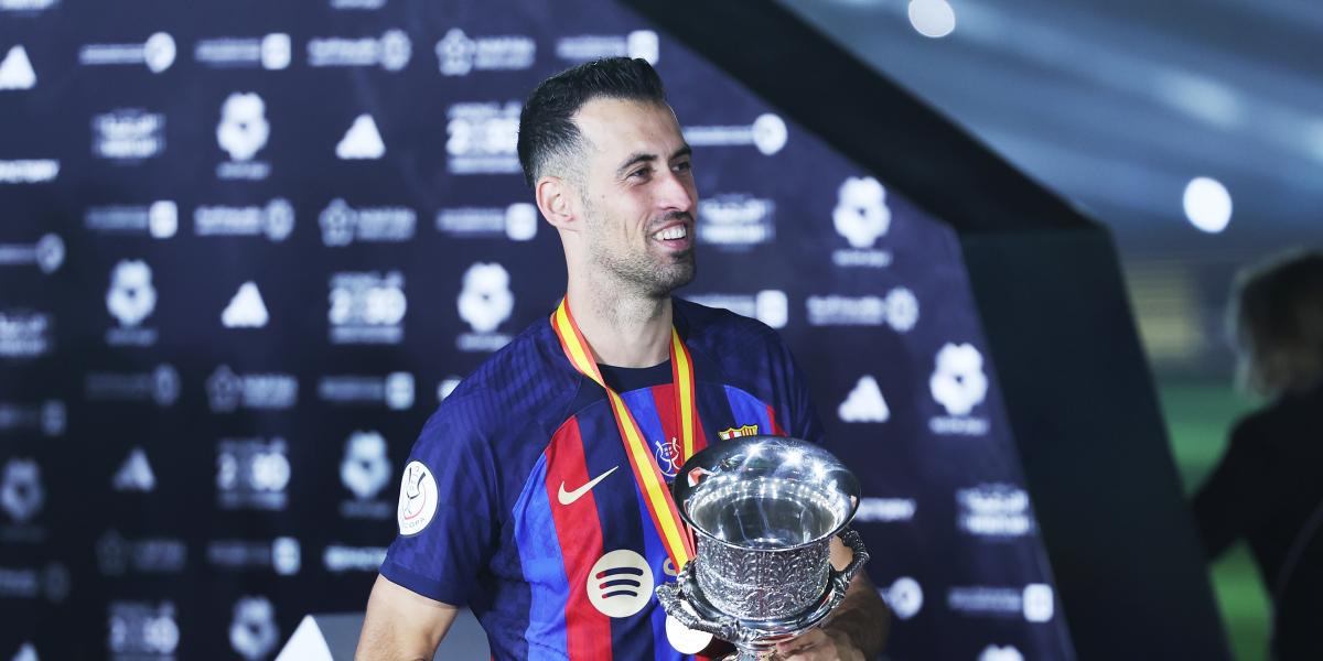 Busquets, a uno de los 32 títulos de Iniesta