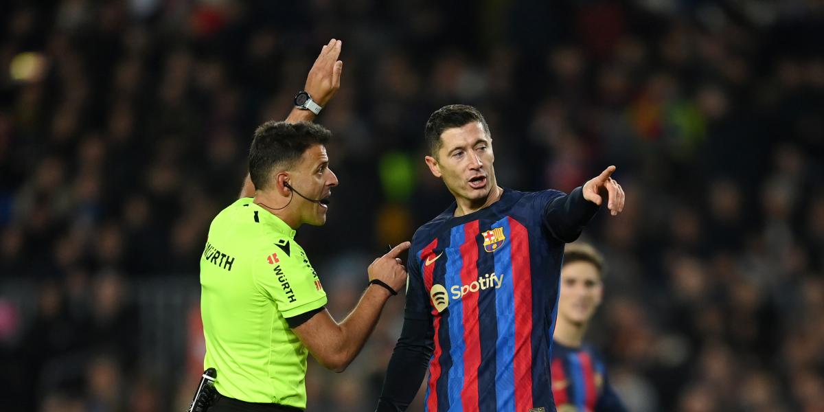 Pita Gil Manzano, de dispares promedios con Barça y Madrid, con cuatro apercibidos culés