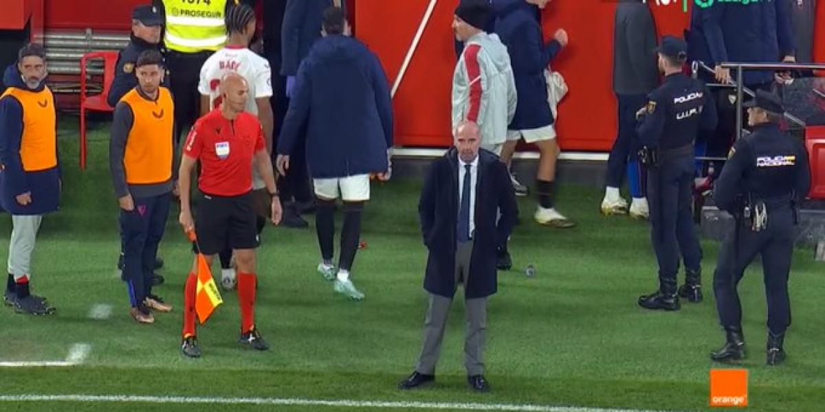 Monchi se libra de la sanción por bajar al césped ante el Cádiz