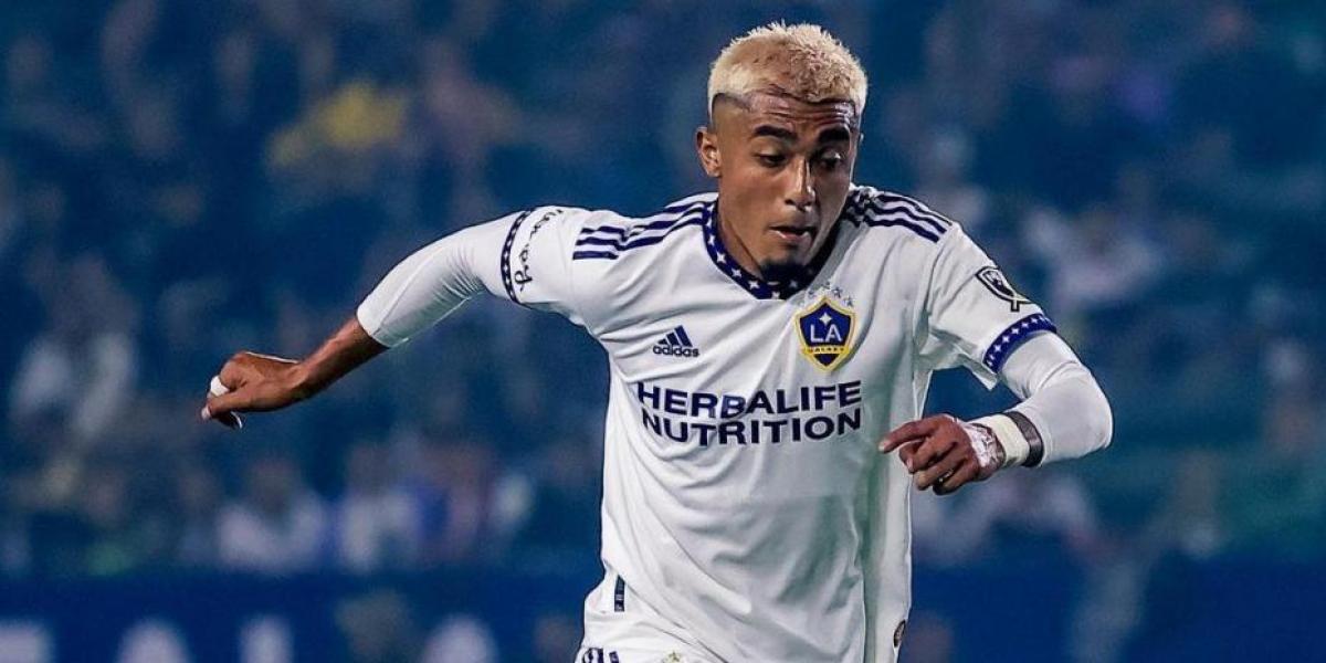 La FIFA no autoriza el fichaje de Julián Araujo por el Barça