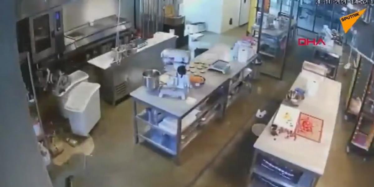 Las dramáticas imágenes de como se vivió el terremoto en la cocina de un hotel de Turquía