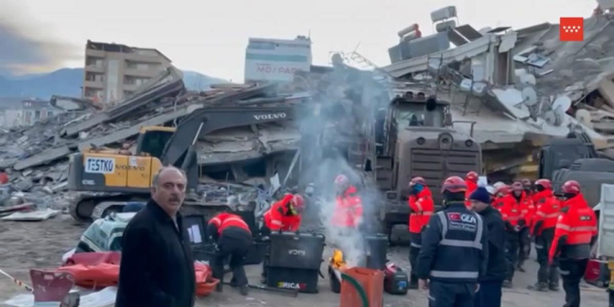 Siguen los tabajos de rescate en Turquía tras el terremoto de gran magnitud.mpg