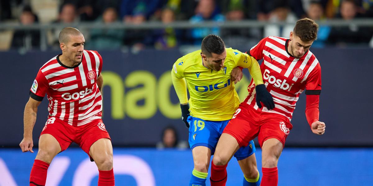 El Cádiz golpea de nuevo antes del descanso