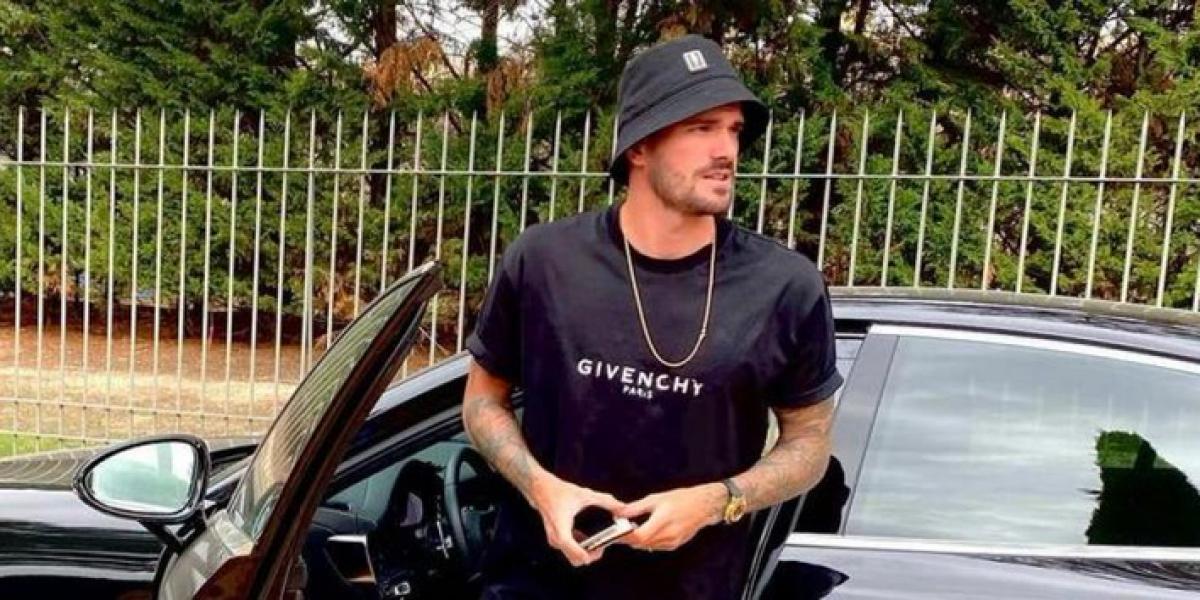 Rodrigo de Paul al volante y sin camiseta