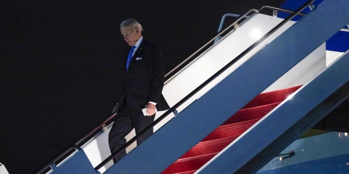Joe Biden vuelve a tropezar subiendo al Air Force One