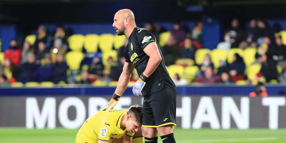 Una cantada de Reina permite al Betis abrir el marcador