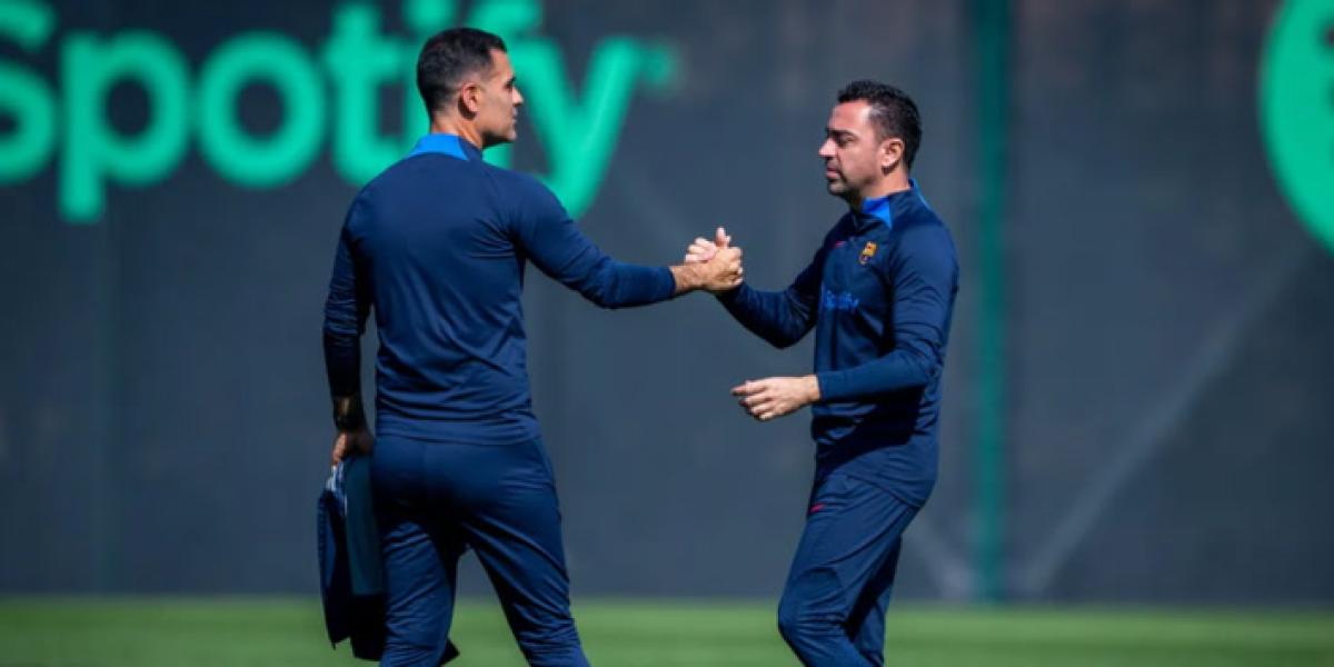 Los no internacionales del Barça entrenan con jugadores del filial