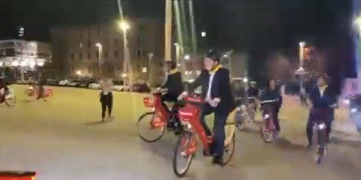 La viral caída del alcalde de Bilbao en bibicleta