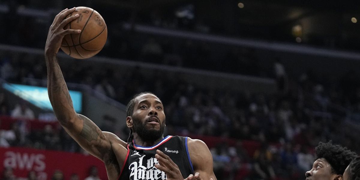 Kawhi Leonard roza la perfección y deja el Oeste al rojo vivo