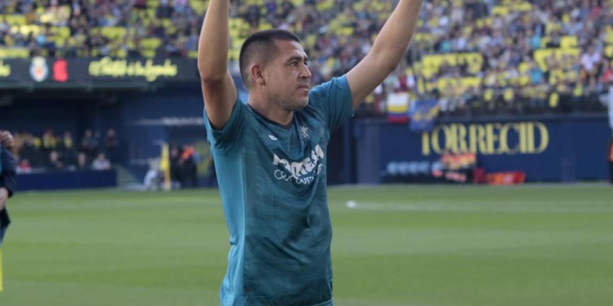 Riquelme deleita a La Cerámica en el homenaje a las leyendas